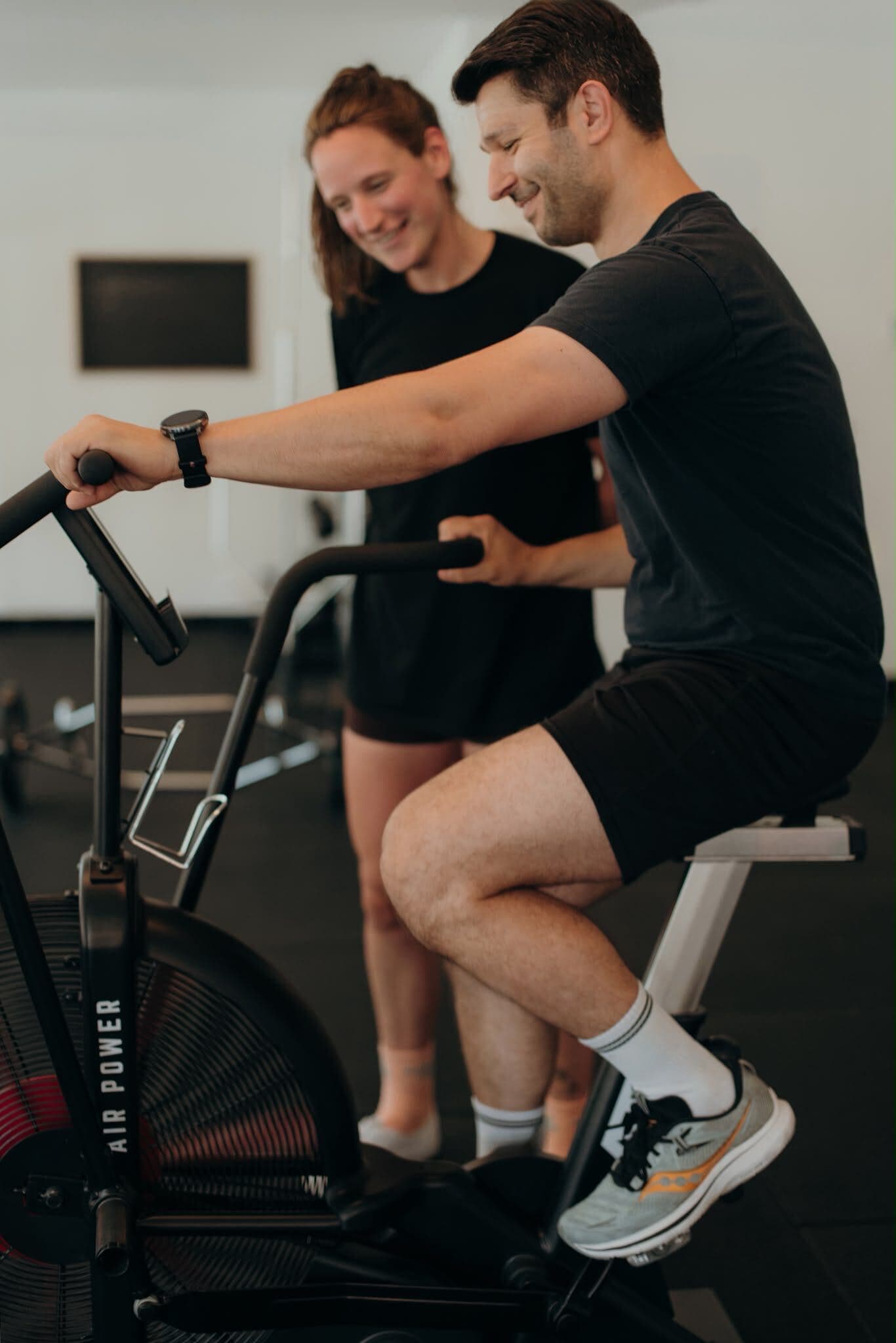 Persoonlijke begeleiding tijdens conditietraining op de airbike