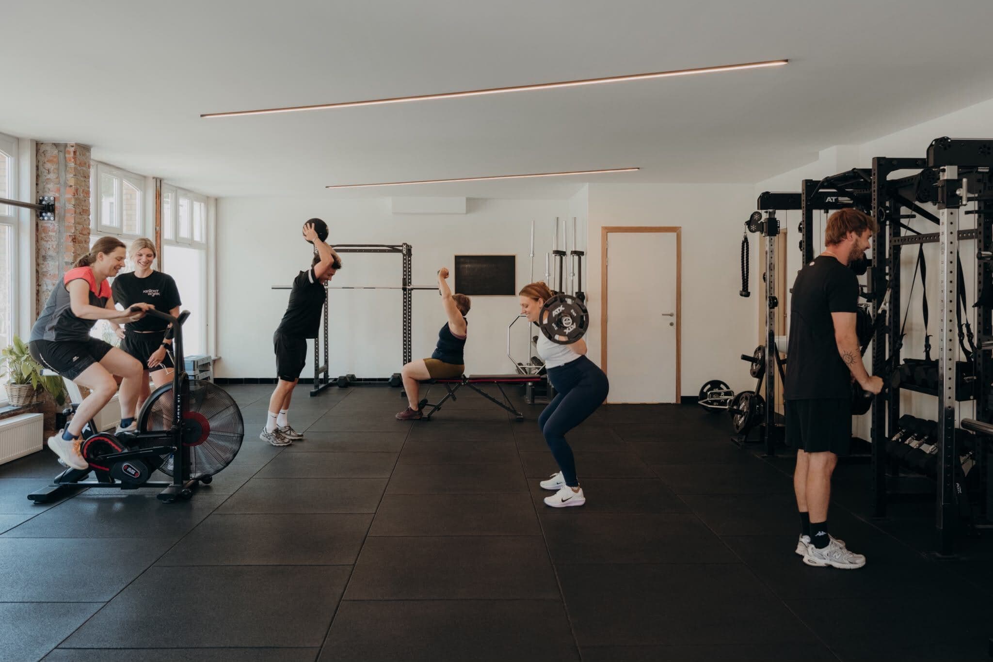 Sporters trainen samen in de open gym van Krachtwerk in Brugge