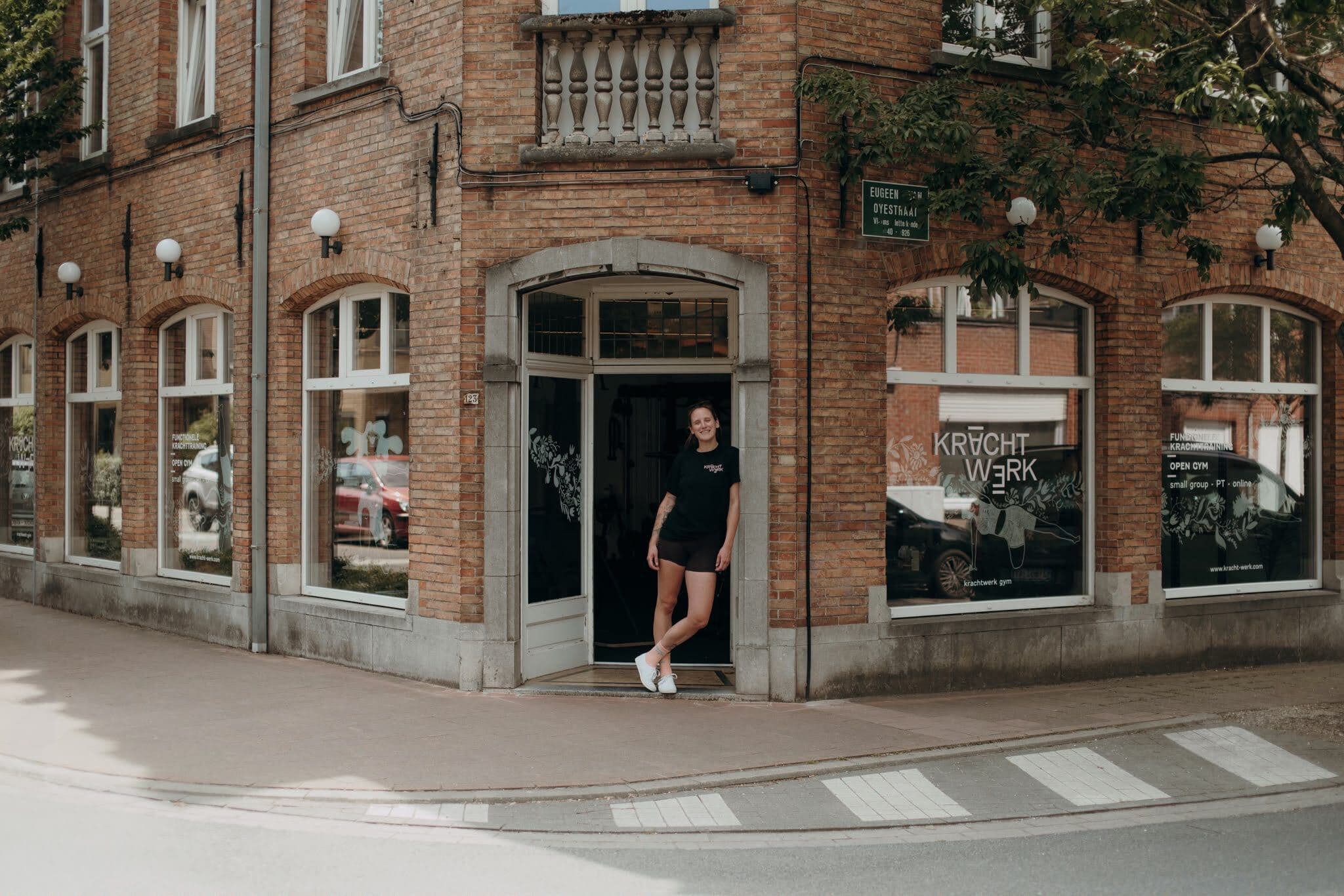 De gevel van Krachtwerk in Assebroek, Brugge